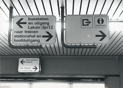 170763 Afbeelding van richtingwijzers en pictogrammen in de huisstijl van N.S. op het N.S.-station Den Haag C.S.